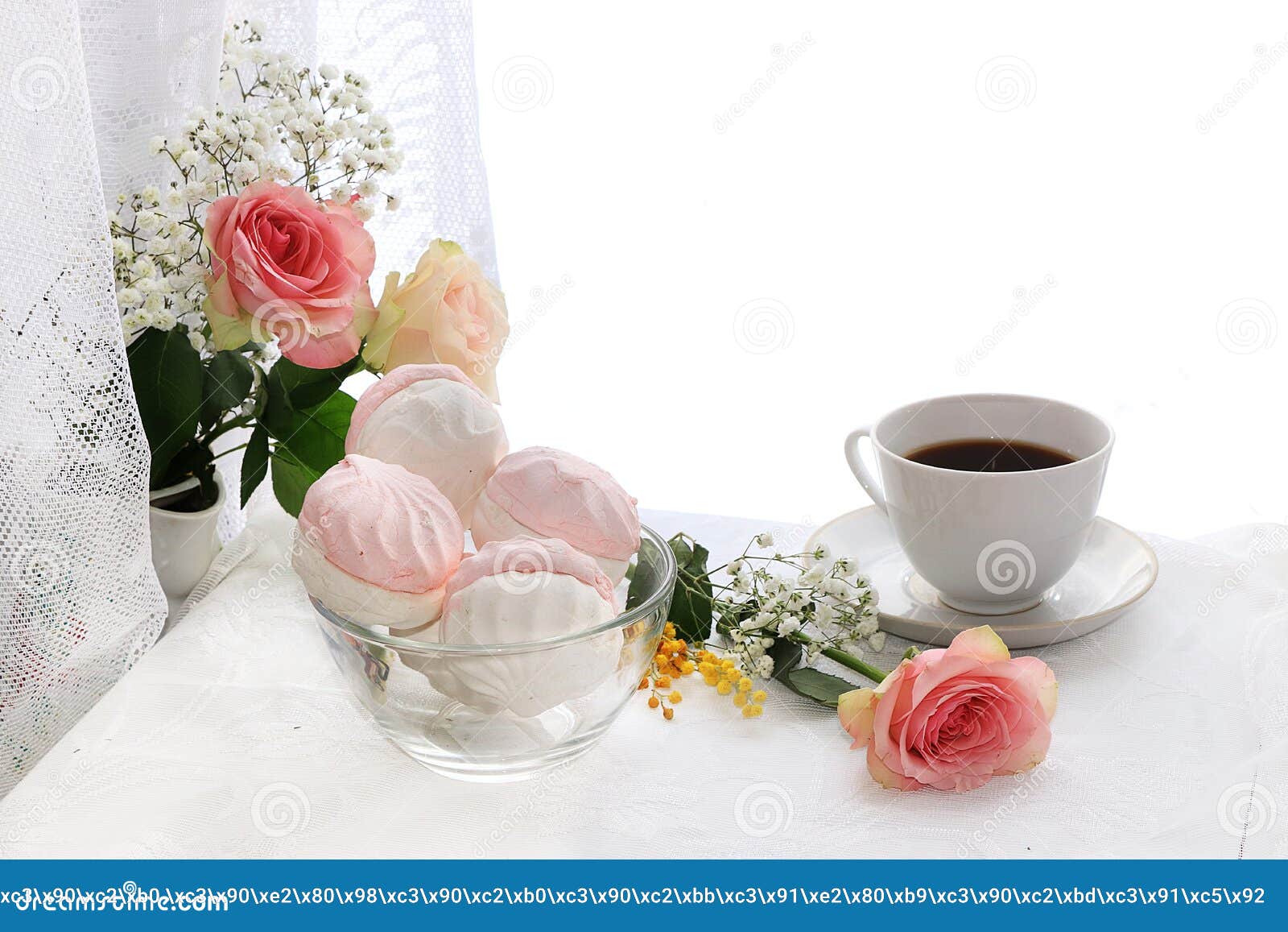 Uma Xícara De Café E Flores Em Um Fundo Claro, Em Desejos Do Bom Dia E No Bom  Dia, Foto de Stock - Imagem de doces, copo: 140920594