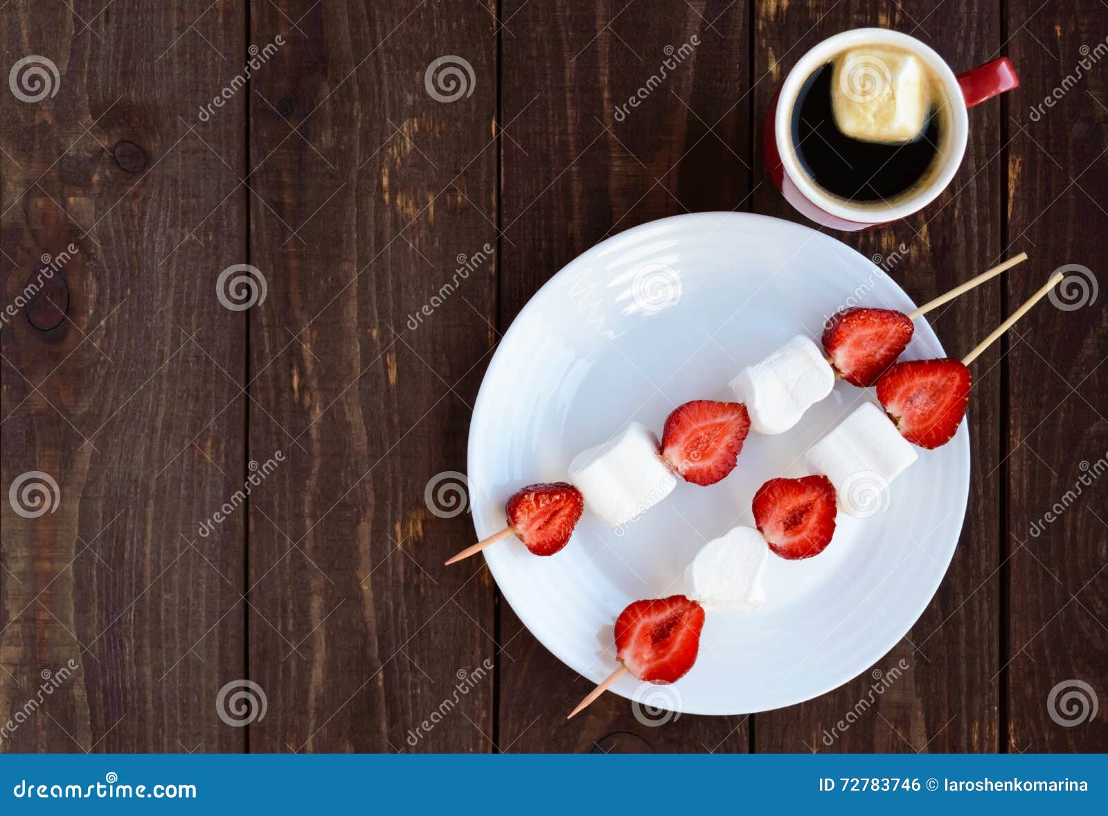 Uma Xícara De Café E Marshmallows Com As Morangos Frescas Em Espetos Foto  de Stock - Imagem de sobremesa, quente: 72783746