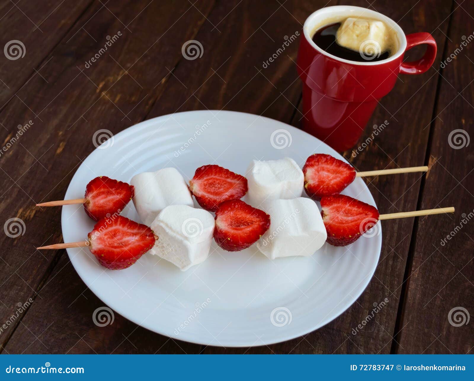 Uma Xícara De Café E Marshmallows Com As Morangos Frescas No Espeto Imagem  de Stock - Imagem de delicioso, fundo: 72783747