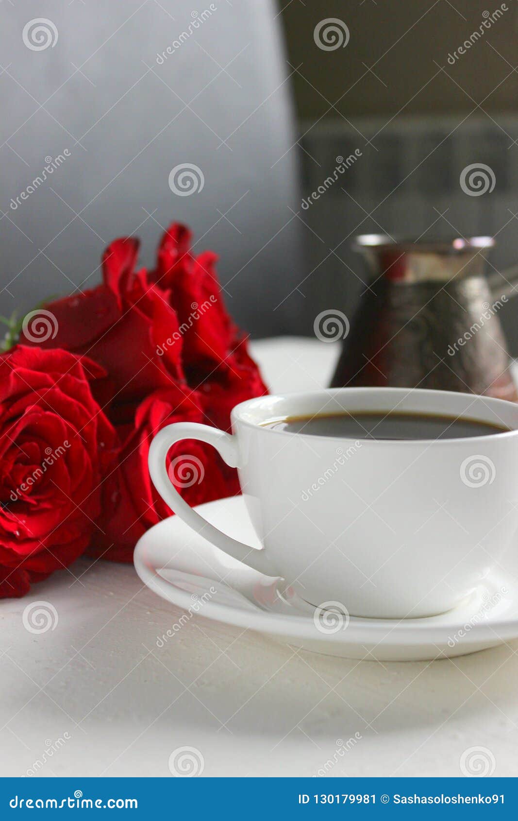 Uma Xícara De Café E Um Ramalhete De Rosas Vermelhas No Close-up Da Tabela  Imagem de Stock - Imagem de ruptura, bebida: 130179981