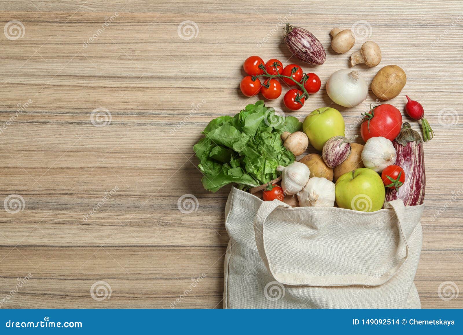 Umgeworfene Stofftasche Mit Gemuse Und Apfeln Auf Holzernem Hintergrund Flache Lage Stockfoto Bild Von Lage Apfeln