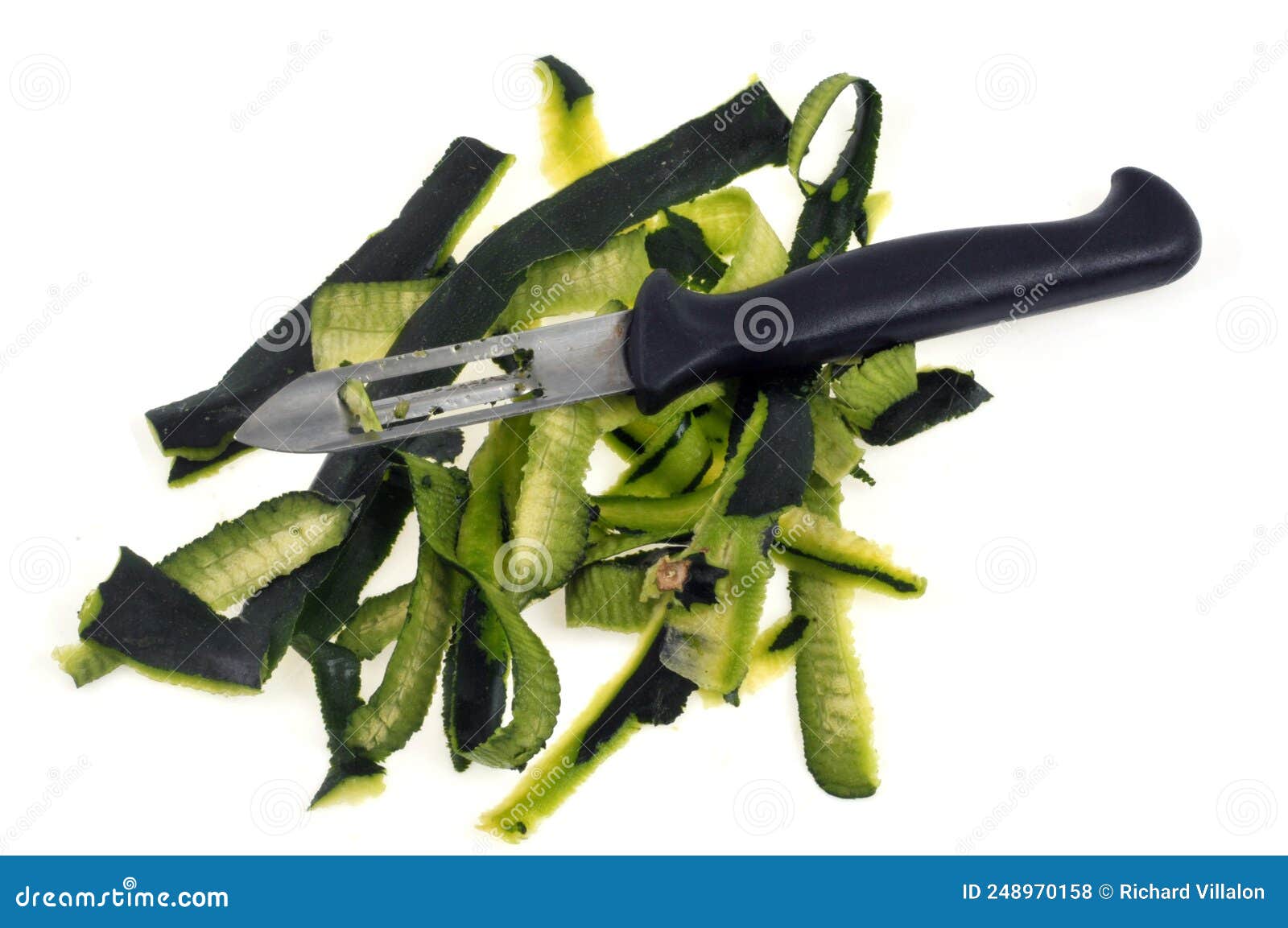 Un éplucheur De Légumes Placé Sur Des épluchures De Courgette Sur