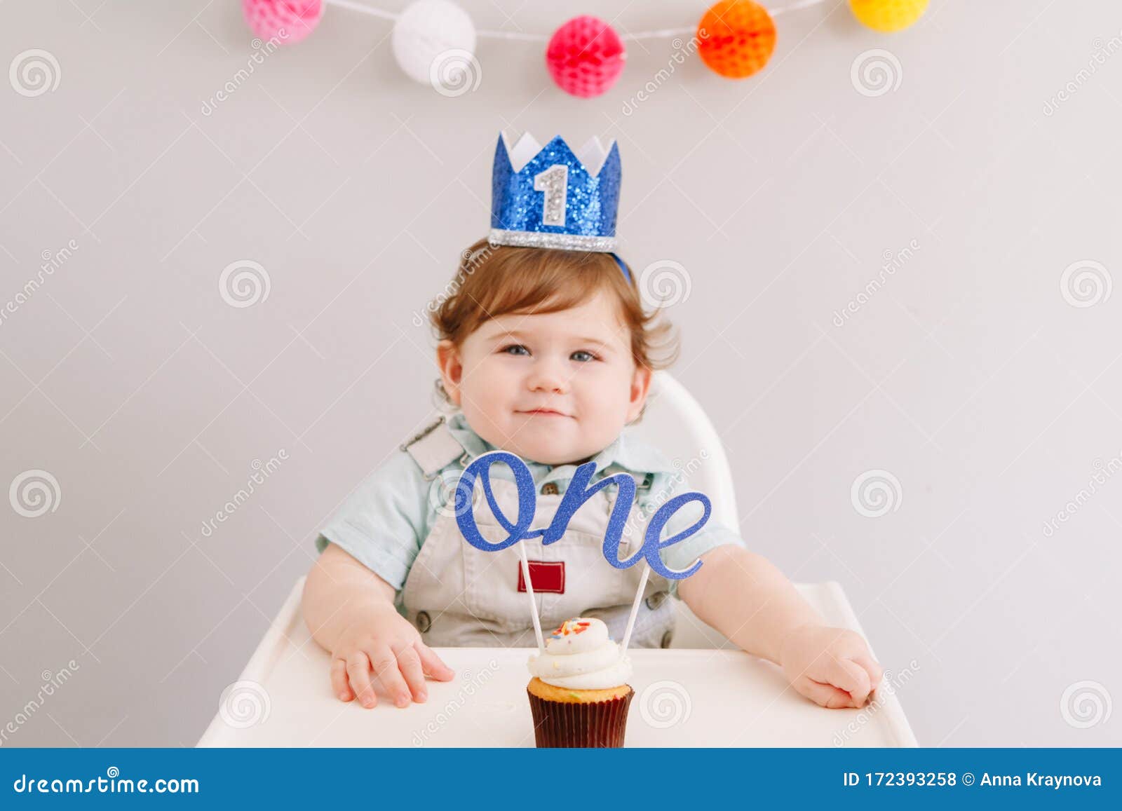 Un Adorable Y Adorable Bebé Caucásico En La Corona Azul Celebrando Su Primer  Cumpleaños En Casa Niño Pequeño Sentado En Una Silla Foto de archivo -  Imagen de lindo, sentada: 172393258