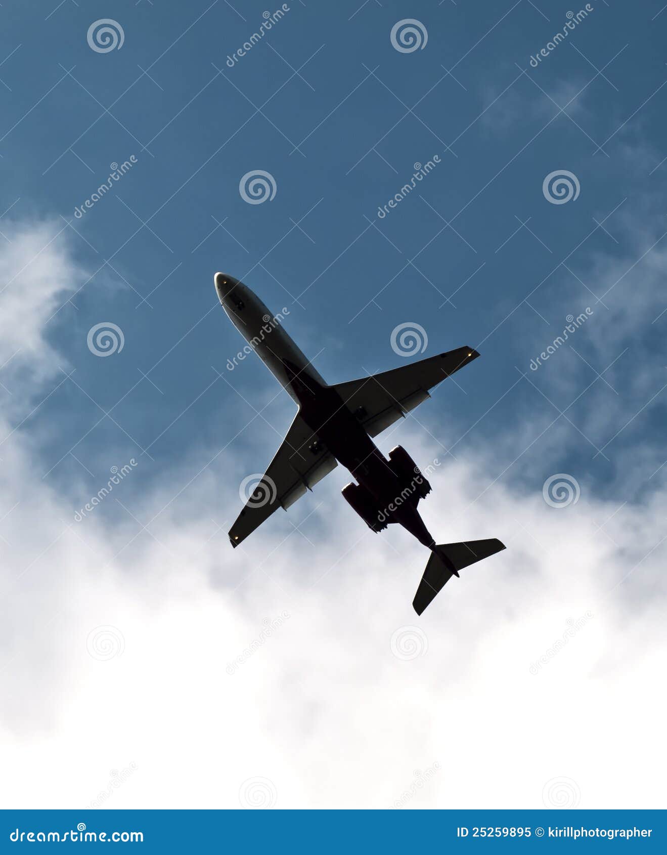 Un aereo in un cielo. Volo dell'æreo a reazione di Commertial nel cielo fra le nubi