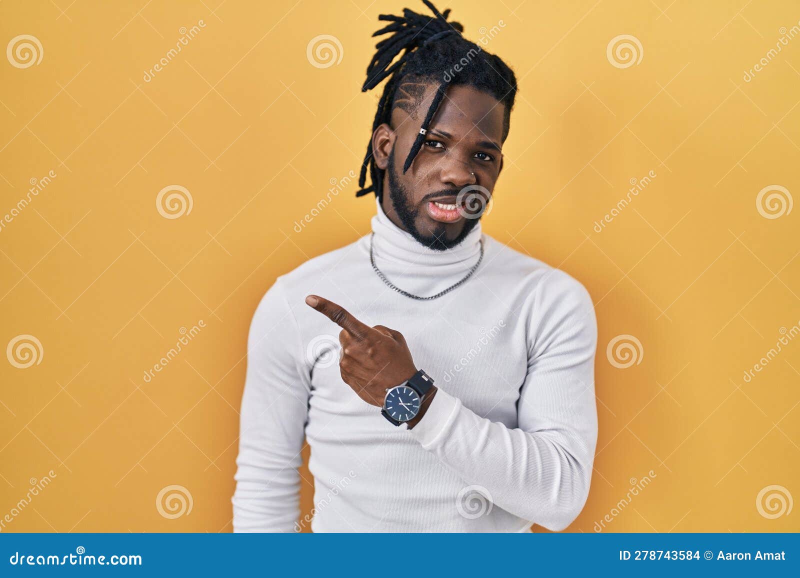Un Africain Aux Poign es De Rechapage Portant Un Pull Col Roul