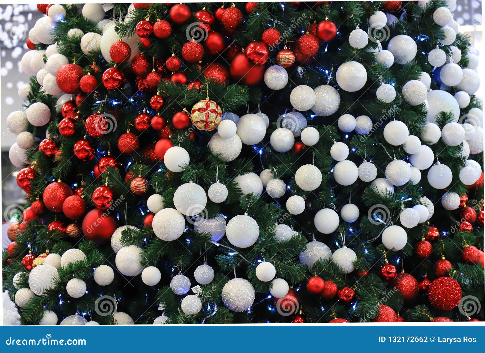 Albero Di Natale Con Palline A Spirale Un Albero Di Natale Meravigliosamente Decorato Con Le Palle E Le