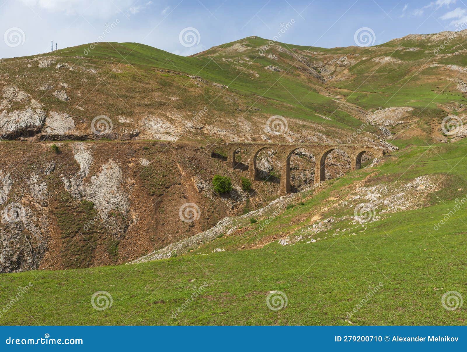 Un antiguo puente construido por los hermanos siemens en azerbaiyán. viajar