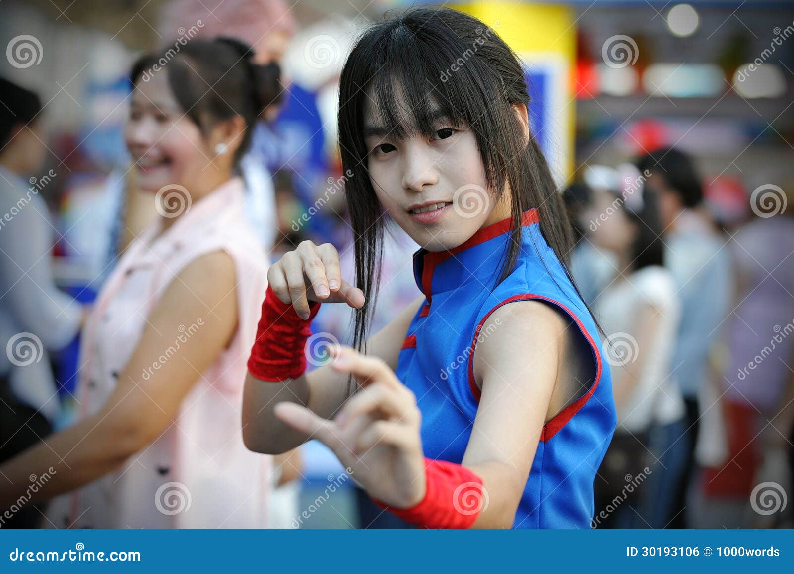 Un'apprettatrice di cosplay posa mentre assiste all'anime ed al festival di musica del Tailandese-Giappone al mondo centrale il 31 marzo 2013 a Bangkok, Tailandia. 10,000 persone stimate hanno assistito all'evento di due giorni.