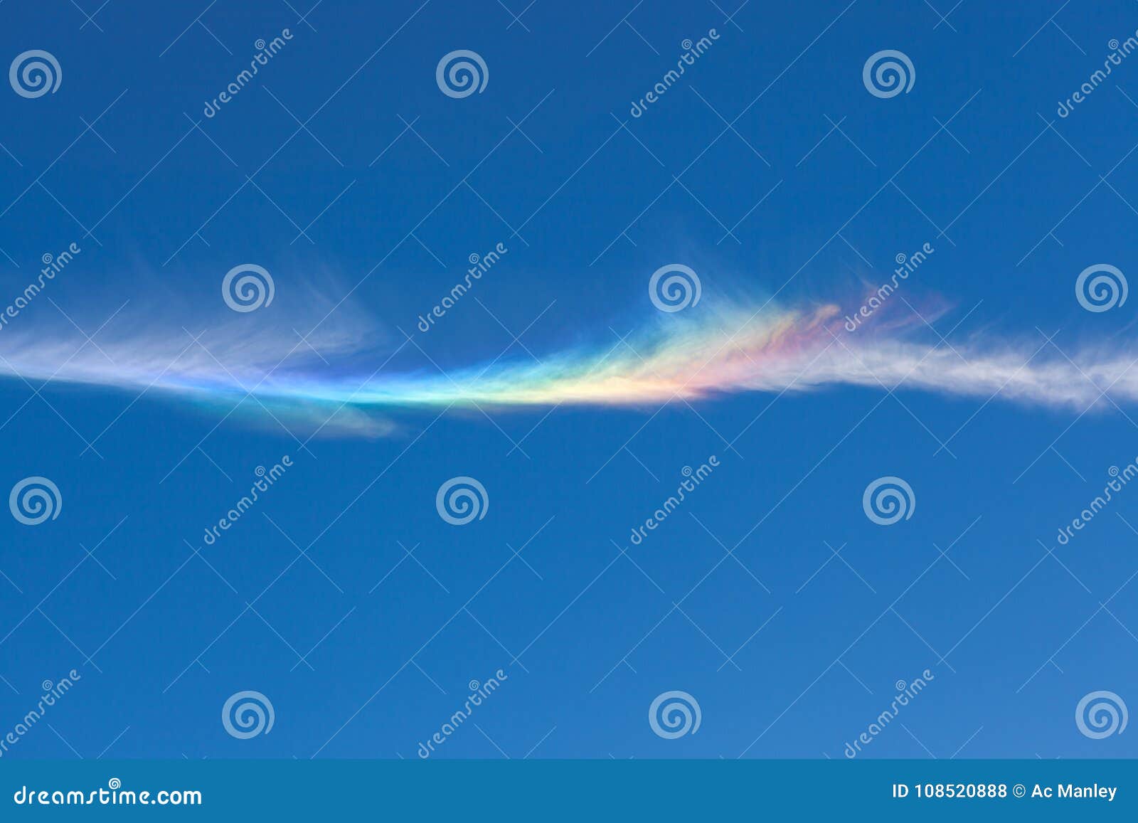 Un Arco Iris Raro Del Fuego Foto De Archivo Imagen De Espectro Cubo