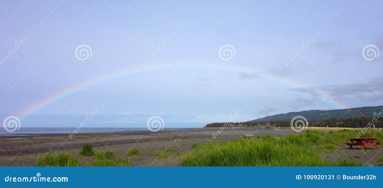Un arco iris sobre la bahía de Kachemak en la primavera. Paisaje hermoso de un camping en la playa Alaska del home run