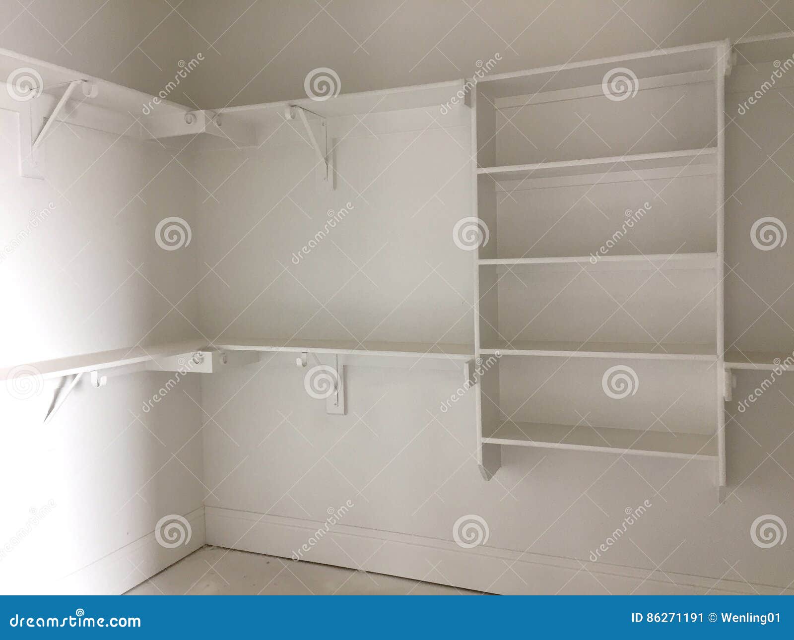 Un Armario Para La Ropa En Nueva Casa Imagen de archivo - Imagen de