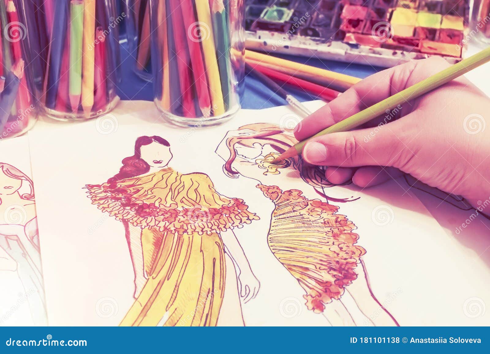 Un Artista Hace Un Dibujo De Una Chica Con Un Vestido De Noche. Foto de  archivo - Imagen de artista, vector: 181101138