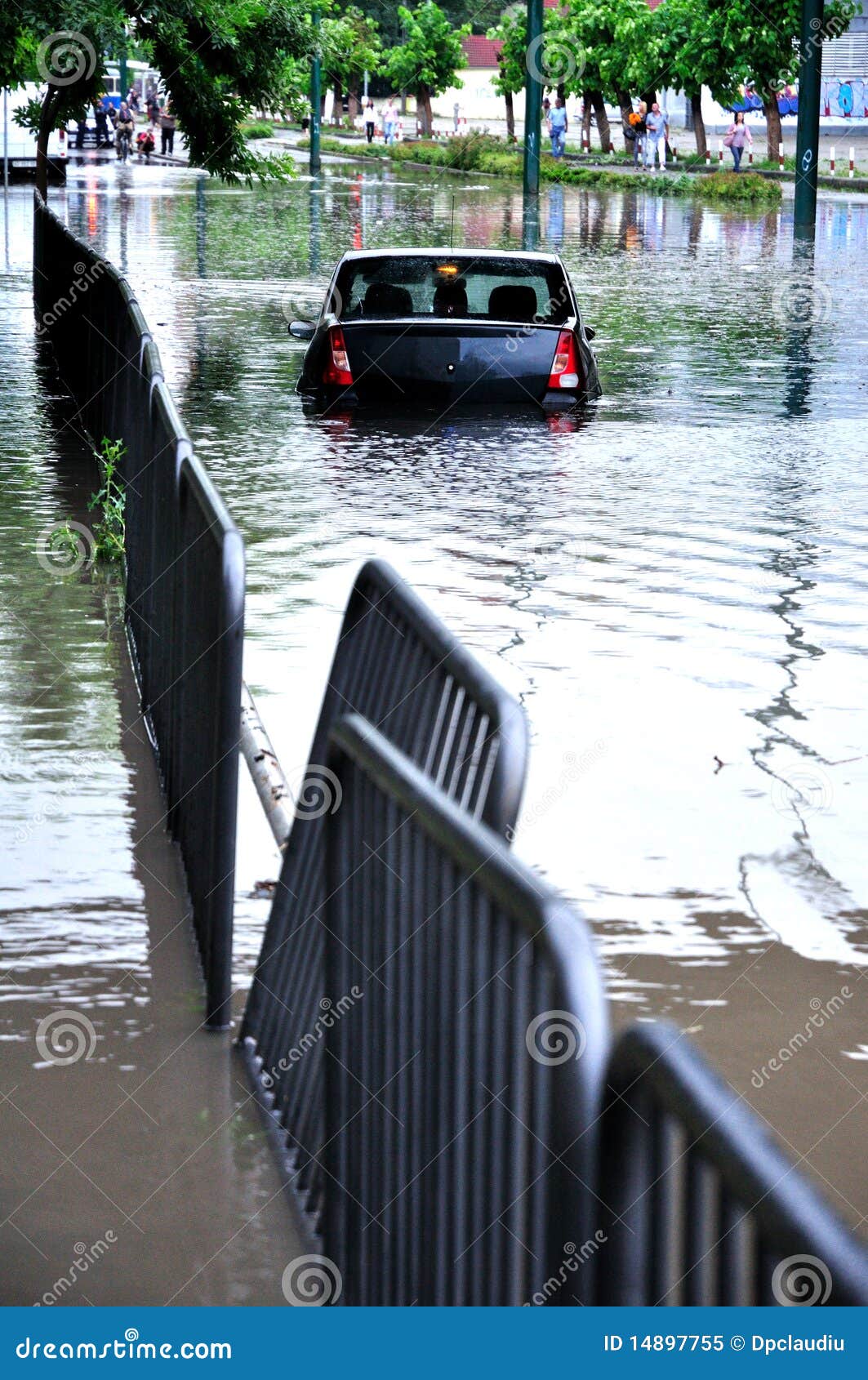 Un'automobile ha attaccato nell'acqua. Dopo una pioggia persistente i città-main ha collaps