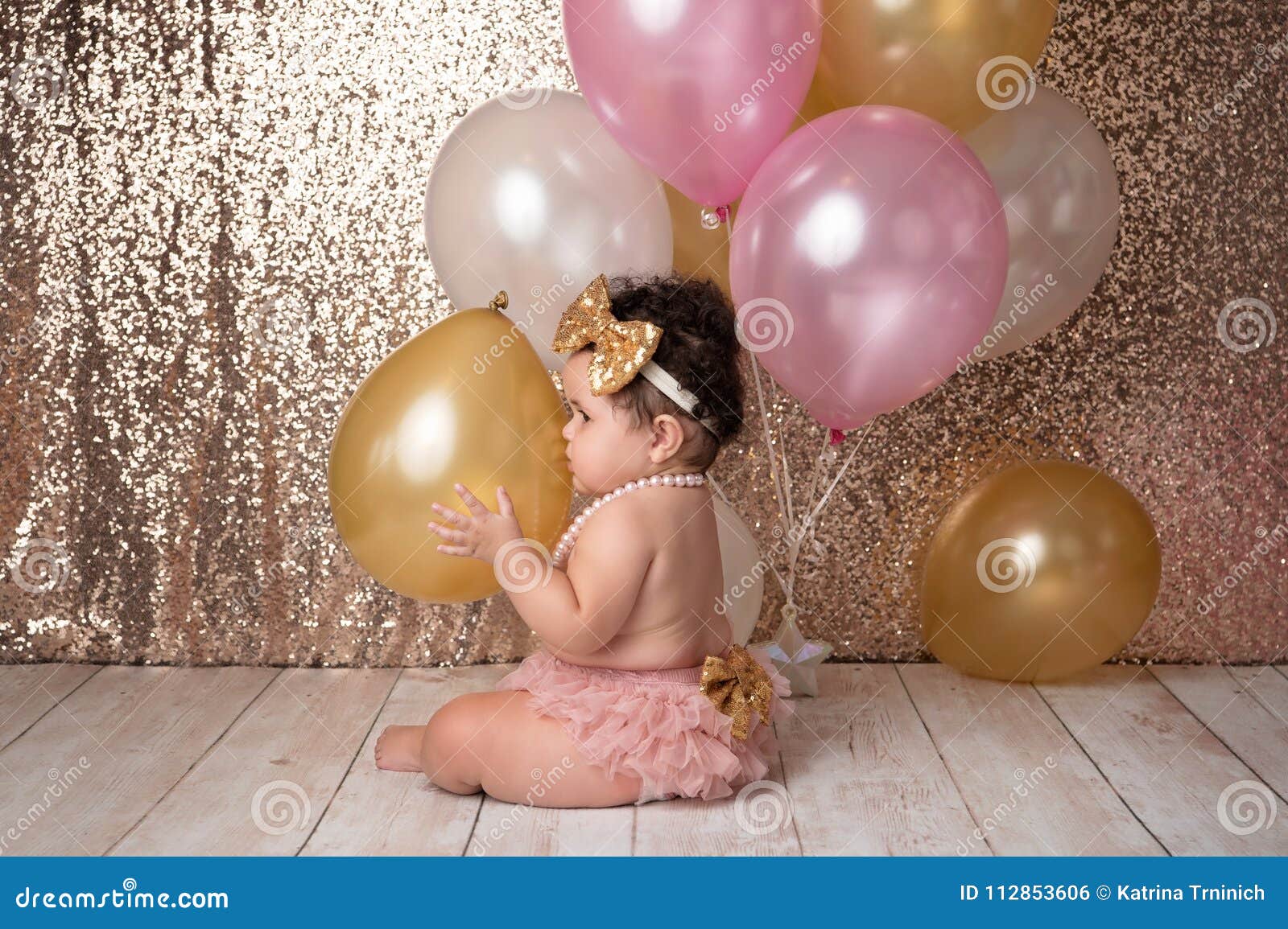 Un Bebe An Avec Des Ballons Photo Stock Image Du Brune Verticale