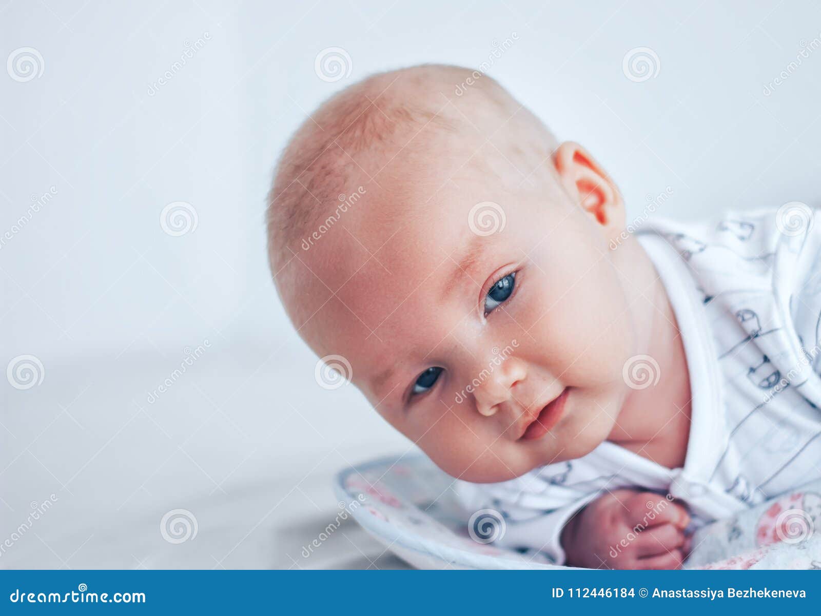 Un Bebe Drole Avec De Beaux Yeux Se Trouve Sur Son Estomac Et Sourit Photo Stock Image Du Mignon Duree Un Bebe Drole Avec De Beaux Yeux Se Trouve Sur Son Estomac Et Sourit Photo Stock Image Du Mignon Duree