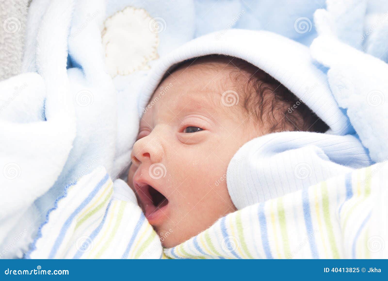 Un bébé garçon nouveau-né image stock. Image du durée - 40413825