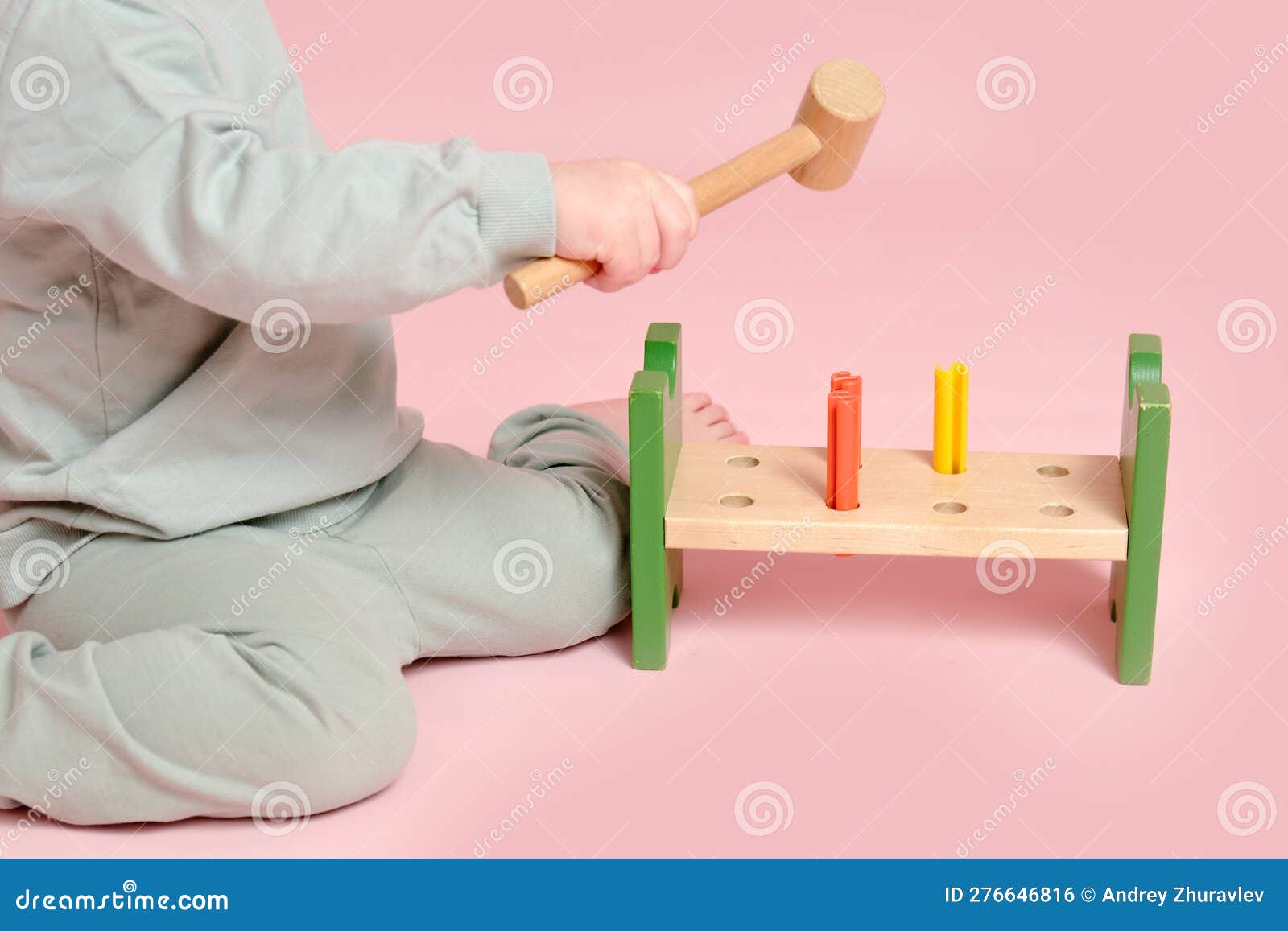 Petit Garçon Mignon Avec Un Marteau Photo stock - Image du maillet