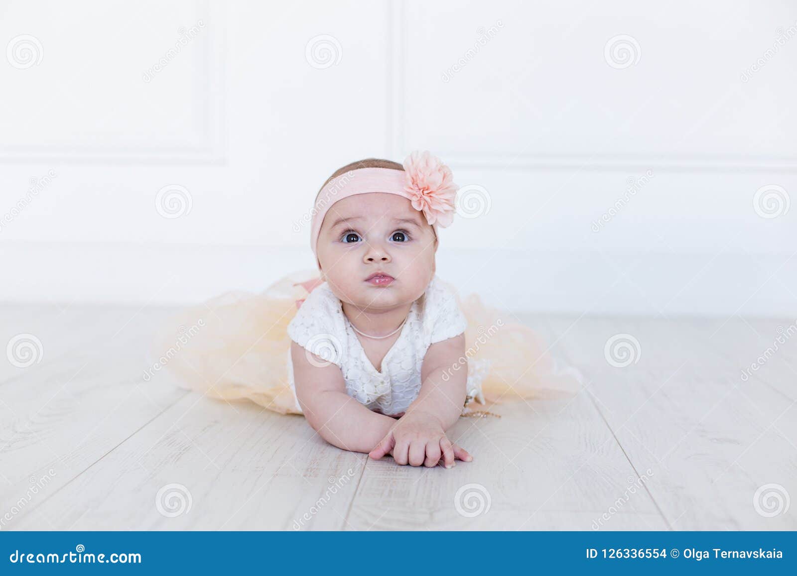 Un Bebe Rampe Le Long Du Plancher Avec Un Regard Curieux Et Se Demandant Sur Son Visage Projectile Horizontal 6 Mois Mignons De F Photo Stock Image Du Adorable Brun Un Bebe Rampe Le Long Du Plancher Avec Un Regard Curieux Et Se Demandant Sur Son Visage Projectile Horizontal 6 Mois Mignons De F Photo Stock Image Du Adorable Brun