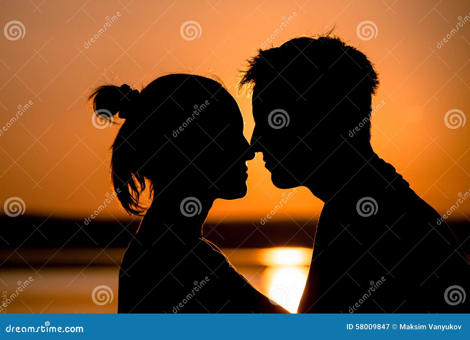 Un Bacio Di Due Genti Al Tramonto Immagine Stock - Immagine di people