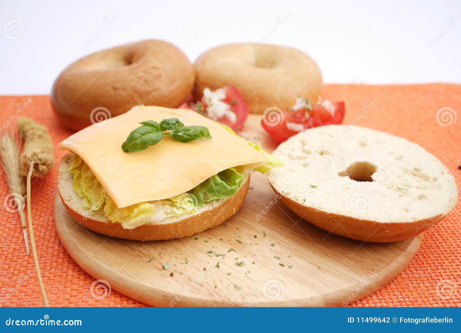 Un bagel con formaggio. Un bagel fresco con formaggio ed insalata