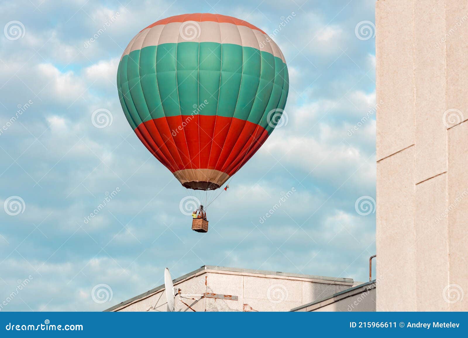 Un Ballon Vole De Derrière Un Bâtiment Un Ballon Volant Bas Avec Un Panier  Et Des Gens Image stock - Image du inférieur, fond: 215966611