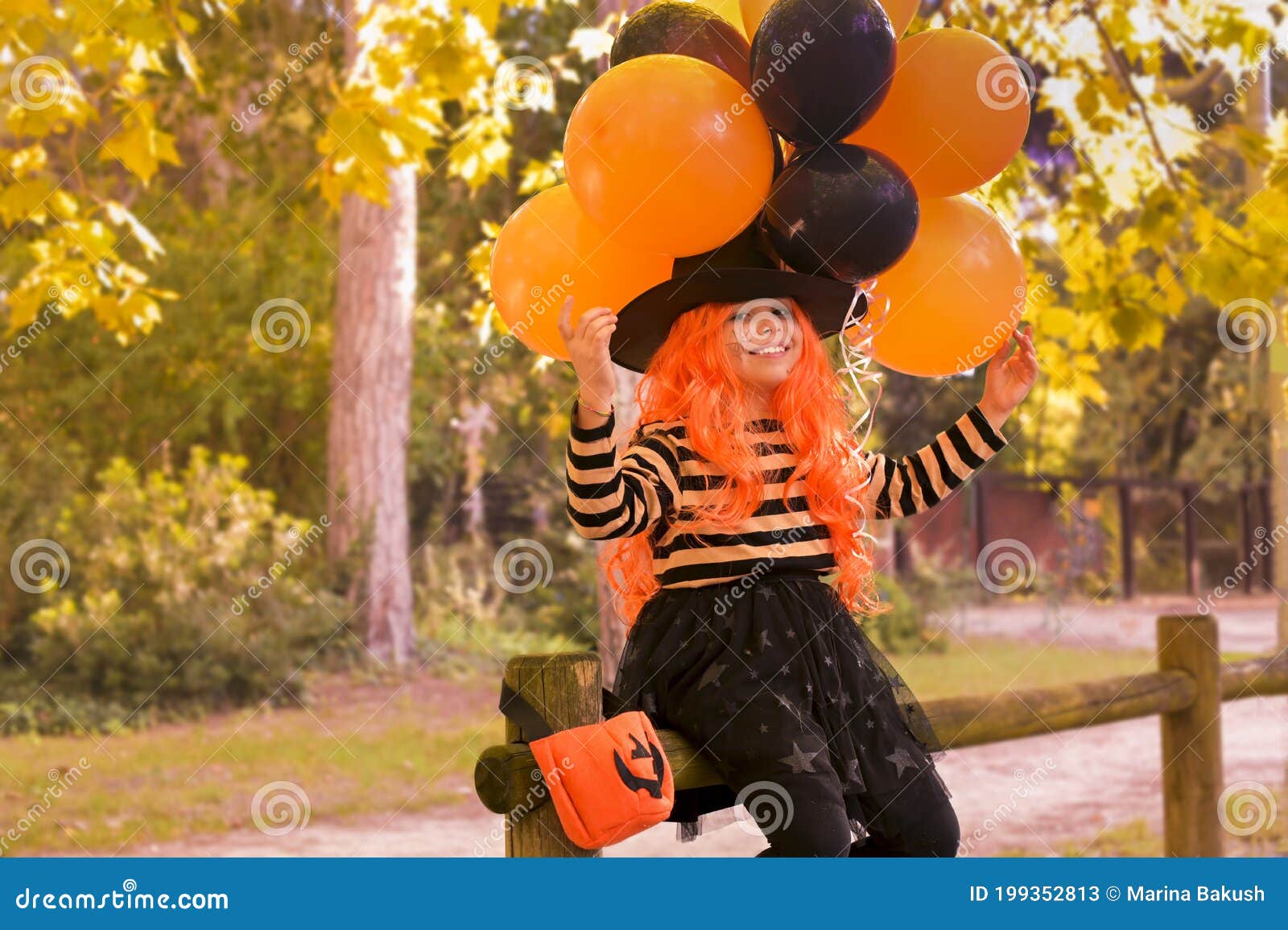 Un Bambino in Costume Da Carnevale Ad Halloween Con Palloncini Di Grandi  Colori Ragazza Nel Parco D'autunno La Messa a Fuoco è Immagine Stock -  Immagine di caramella, famiglia: 199352813