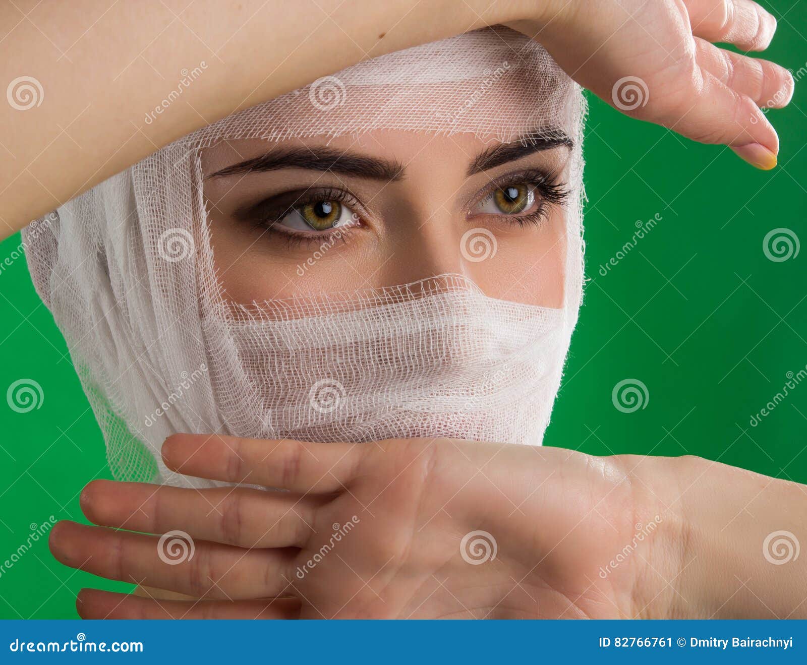 Un bandage sur un patient. La femme avec de beaux yeux bruns et un bandage blanc sur sa tête pose dans la perspective du chromakey