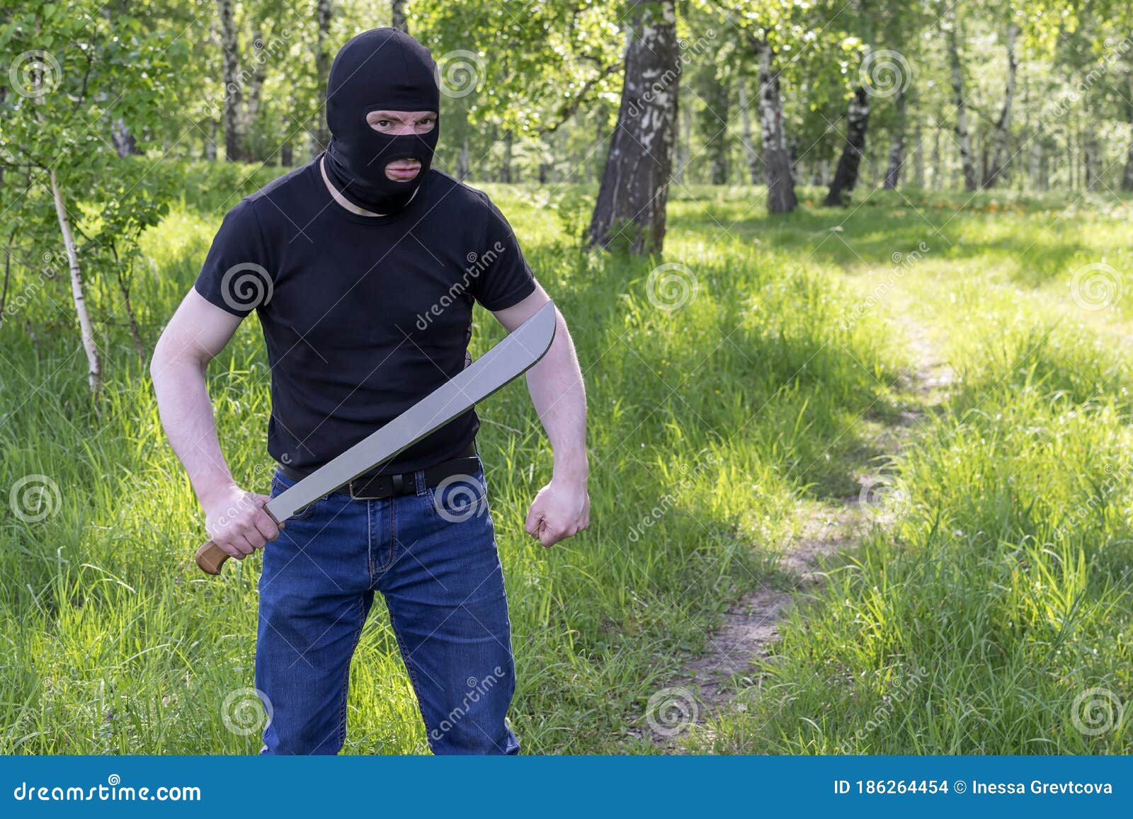 Un Bandido Enmascarado Con Un Machete En Las Manos. Ninja En El Bosque Con Un Cuchillo De Foto de - Imagen de acto:
