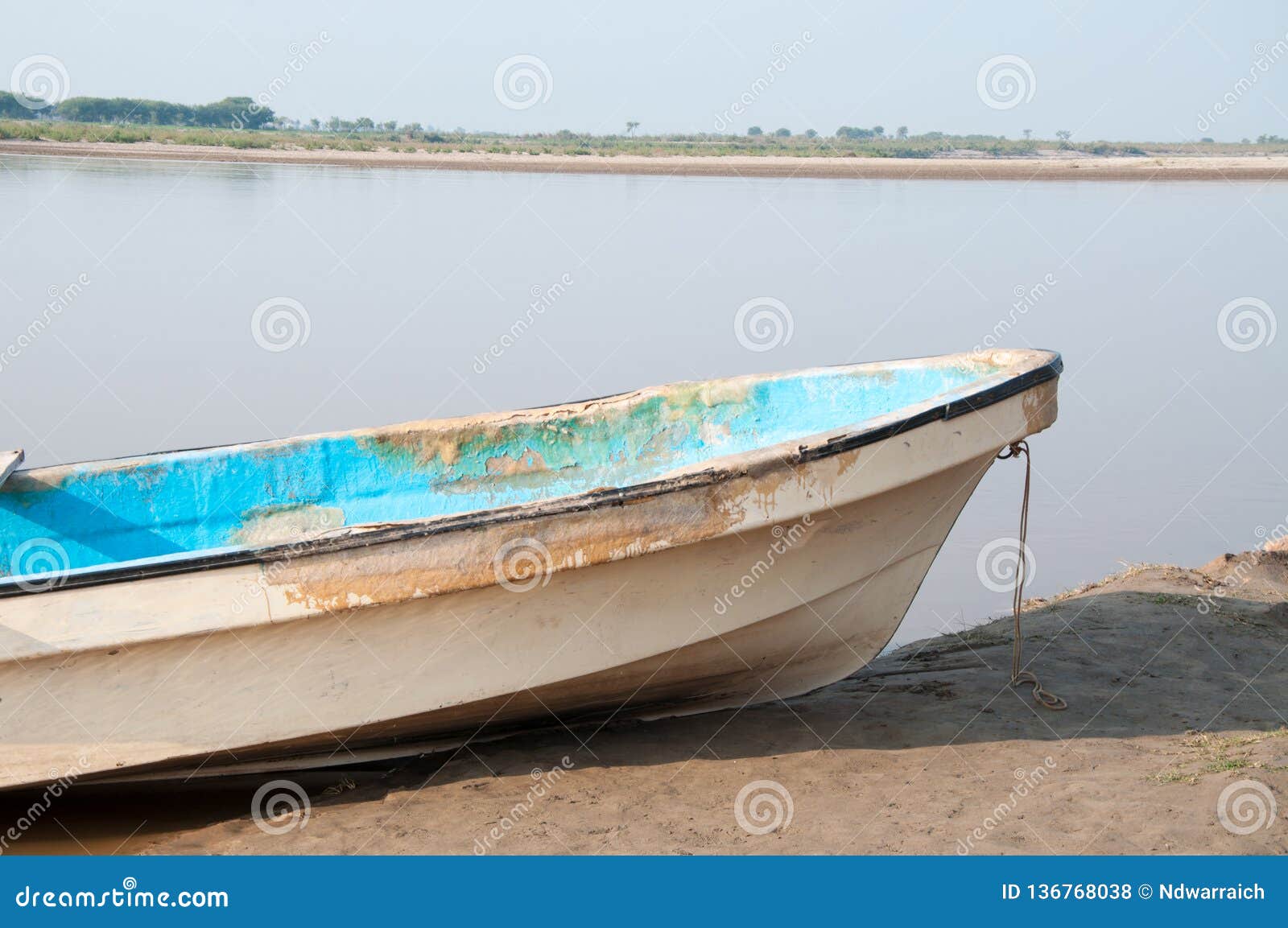 estudiar Ilegible tocino Un Barco En El Banco Del Río Foto de archivo - Imagen de barco, azul:  136768038