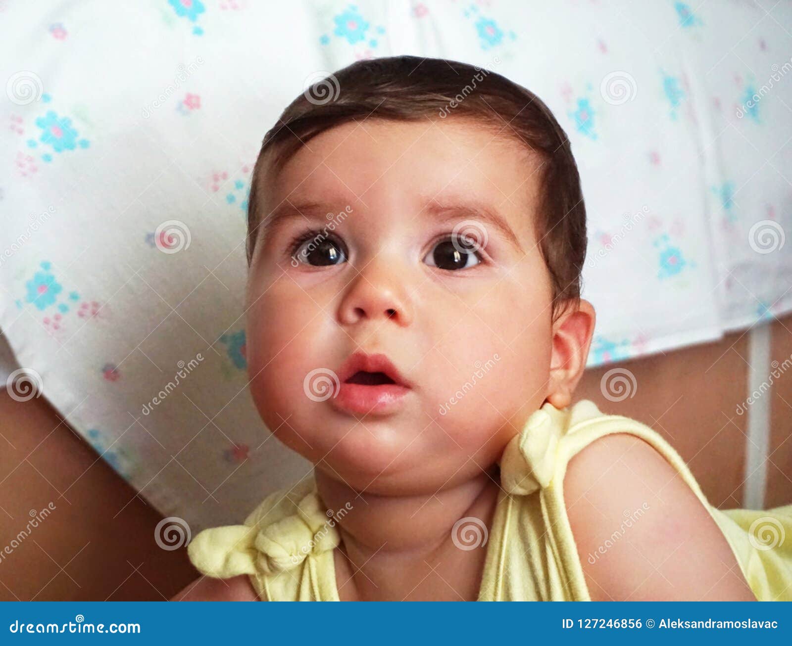 Un Beau Bebe Observe D Une Chevelure Et Noir Fonce Observe Dans La Distance Photo Stock Image Du Enfant Gosse Un Beau Bebe Observe D Une Chevelure Et Noir Fonce Observe Dans La Distance Photo Stock Image Du Enfant Gosse