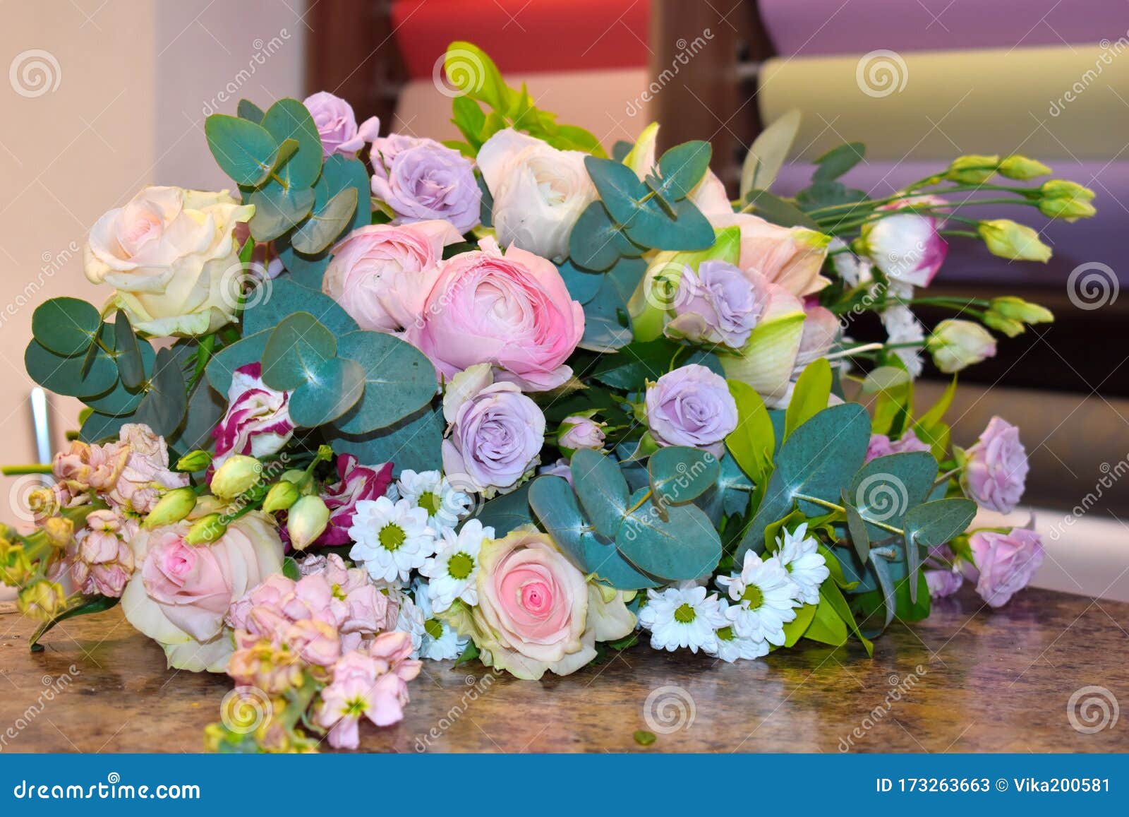 Un Beau Bouquet De Fleurs Le 8 Mars. La Journée De La Femme. Image stock -  Image du pétale, mariage: 173263663