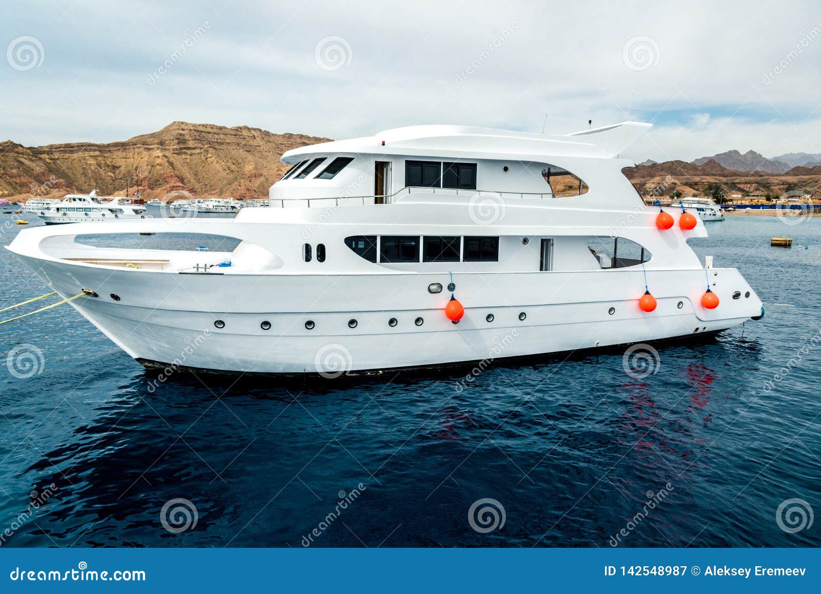 grand yacht bleu et blanc