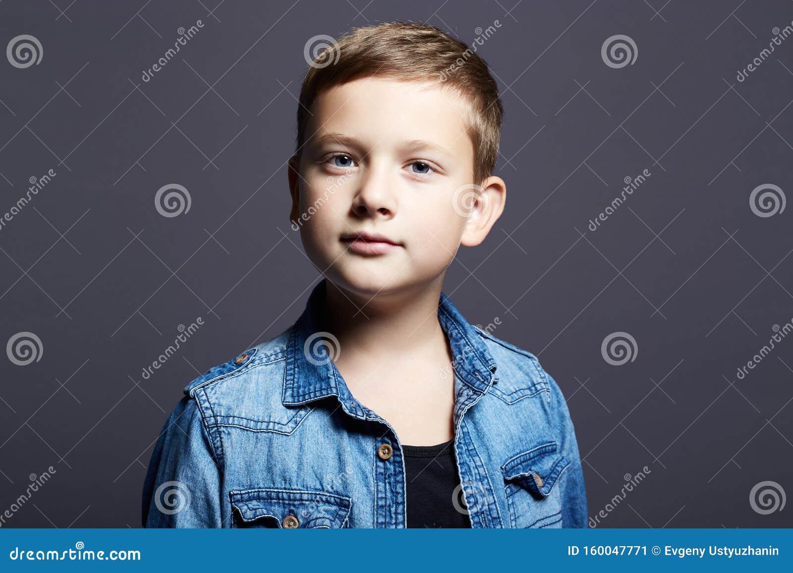 Un Beau Petit Garçon En Jeans Enfant De 10 Ans Image stock - Image