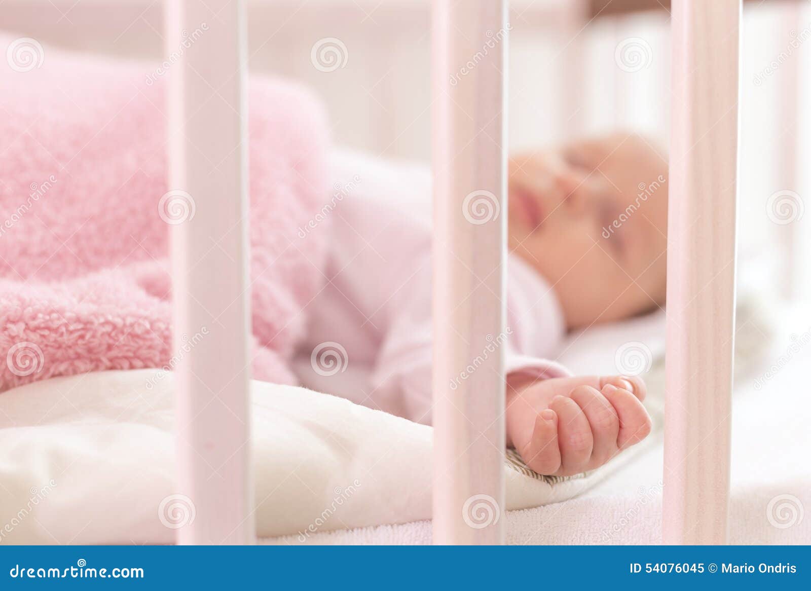 Un beau sommeil nouveau-né dans une acuité de huche sur sa main