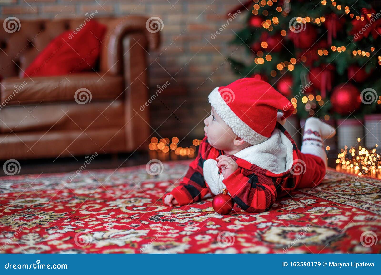 Un Bebé De Seis Meses Vestido Como Santa Claus Fondo De La Tarjeta De Navidad El Niño Mira Al Lugar Para Que Lo Inscriban Imagen de archivo - Imagen de sombreros, hembra: Un Bebé De Seis Meses Vestido Como Santa Claus Fondo De La Tarjeta De Navidad El Niño Mira Al Lugar Para Que Lo Inscriban Imagen de archivo - Imagen de sombreros, hembra: