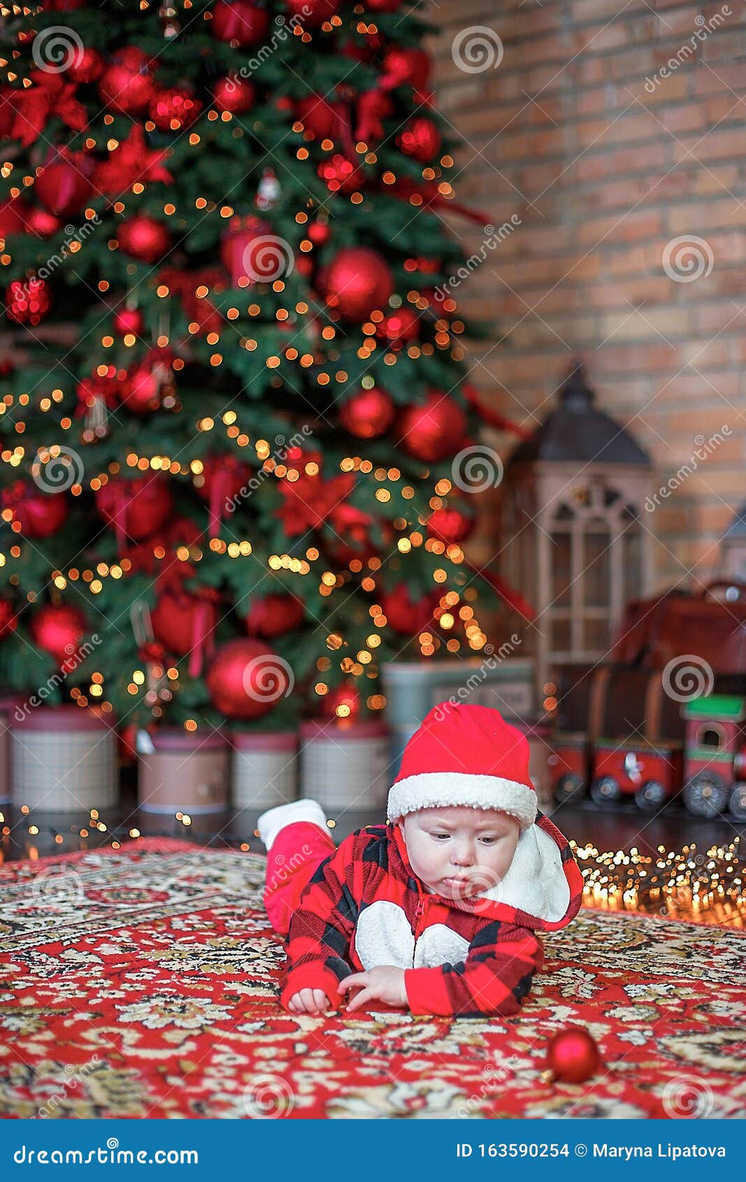 Un Bebé De Seis Meses Vestido Como Santa Claus Fondo De La Tarjeta De Navidad El Niño Mira Al Lugar Para Que Lo Inscriban Foto de archivo - Imagen de childcare, miradas: Un Bebé De Seis Meses Vestido Como Santa Claus Fondo De La Tarjeta De Navidad El Niño Mira Al Lugar Para Que Lo Inscriban Foto de archivo - Imagen de childcare, miradas: