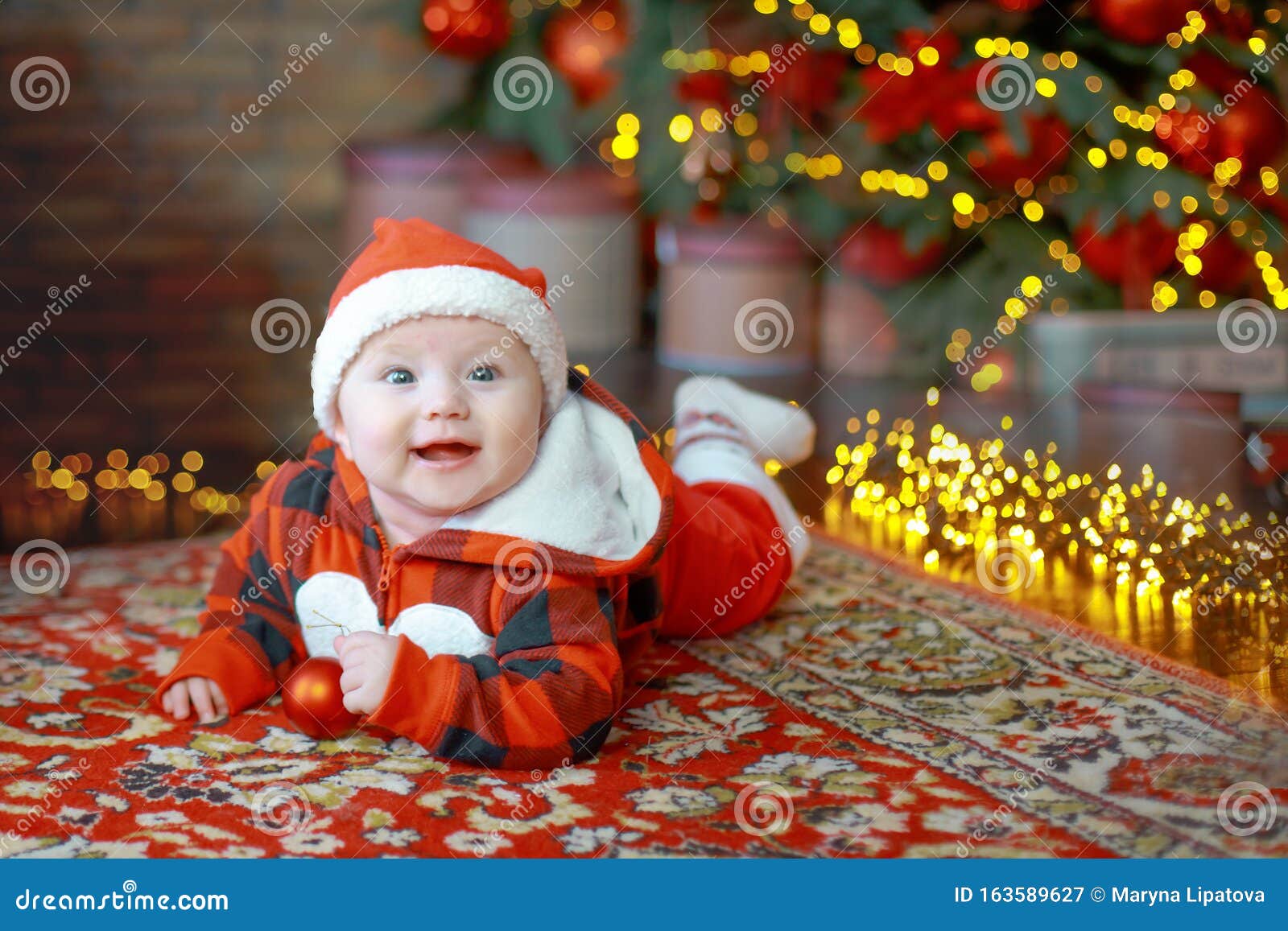 Un Bebé De Seis Meses Vestido Como Santa Claus Fondo De La Tarjeta De  Navidad El Niño Mira Hacia Abajo Al Lugar Para Inscribirse Imagen de  archivo - Imagen de lugar, muchacha: