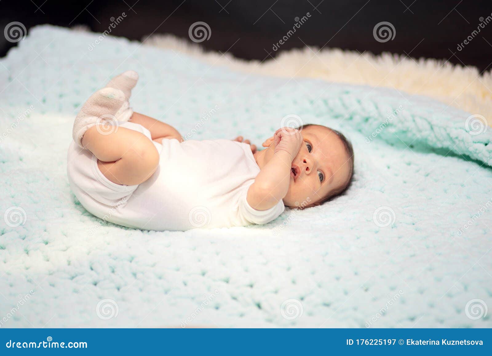 Un Bebe Recien Nacido Con Traje De Cuerpo Blanco Se Encuentra En Un Sofa En Casa Imagen De Archivo Imagen De Blanco Embarazo Un Bebe Recien Nacido Con Traje De Cuerpo Blanco Se Encuentra En Un Sofa En Casa Imagen De Archivo Imagen De Blanco Embarazo