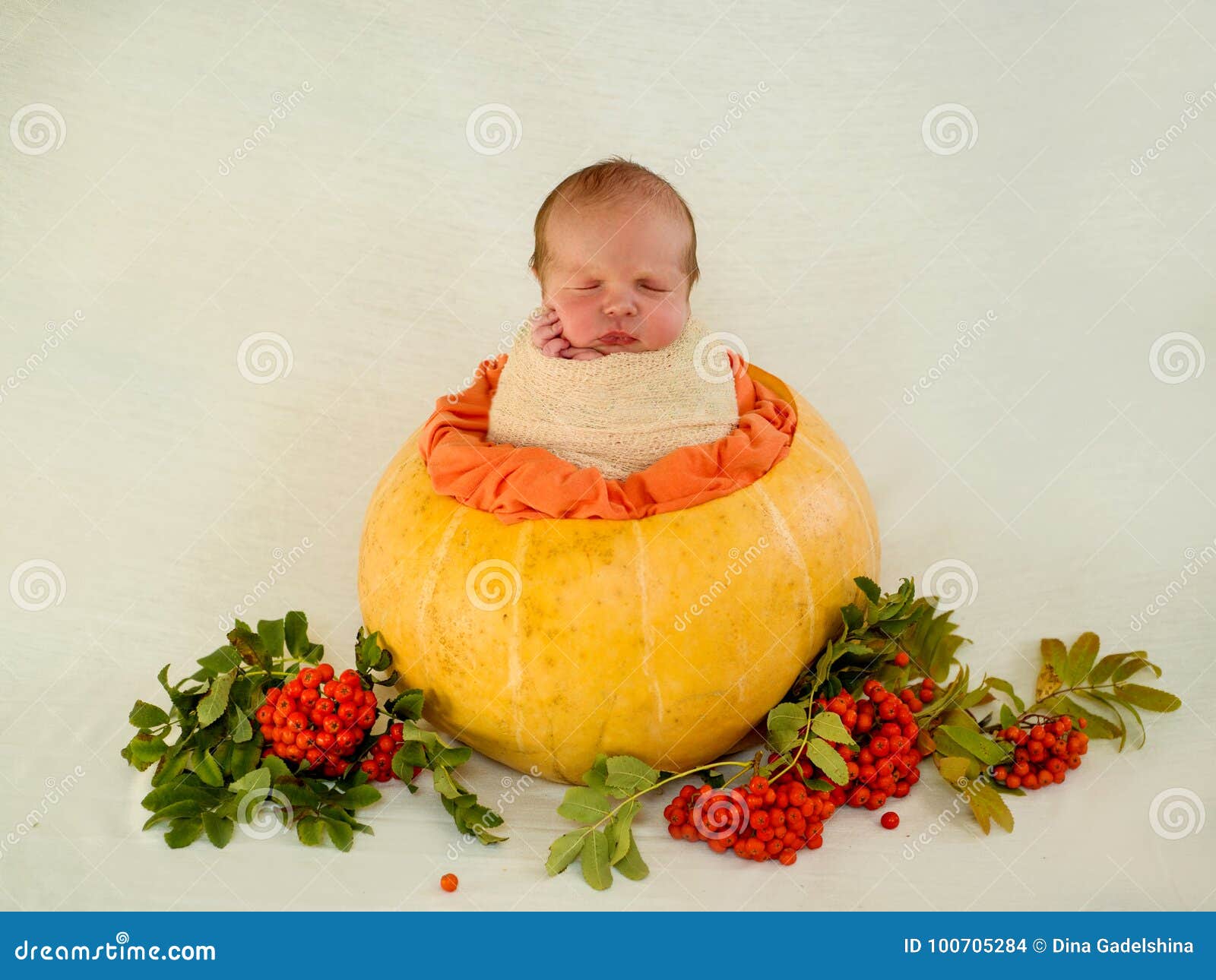 Bebé recién nacido en ropa naranja. un niño nacido en otoño