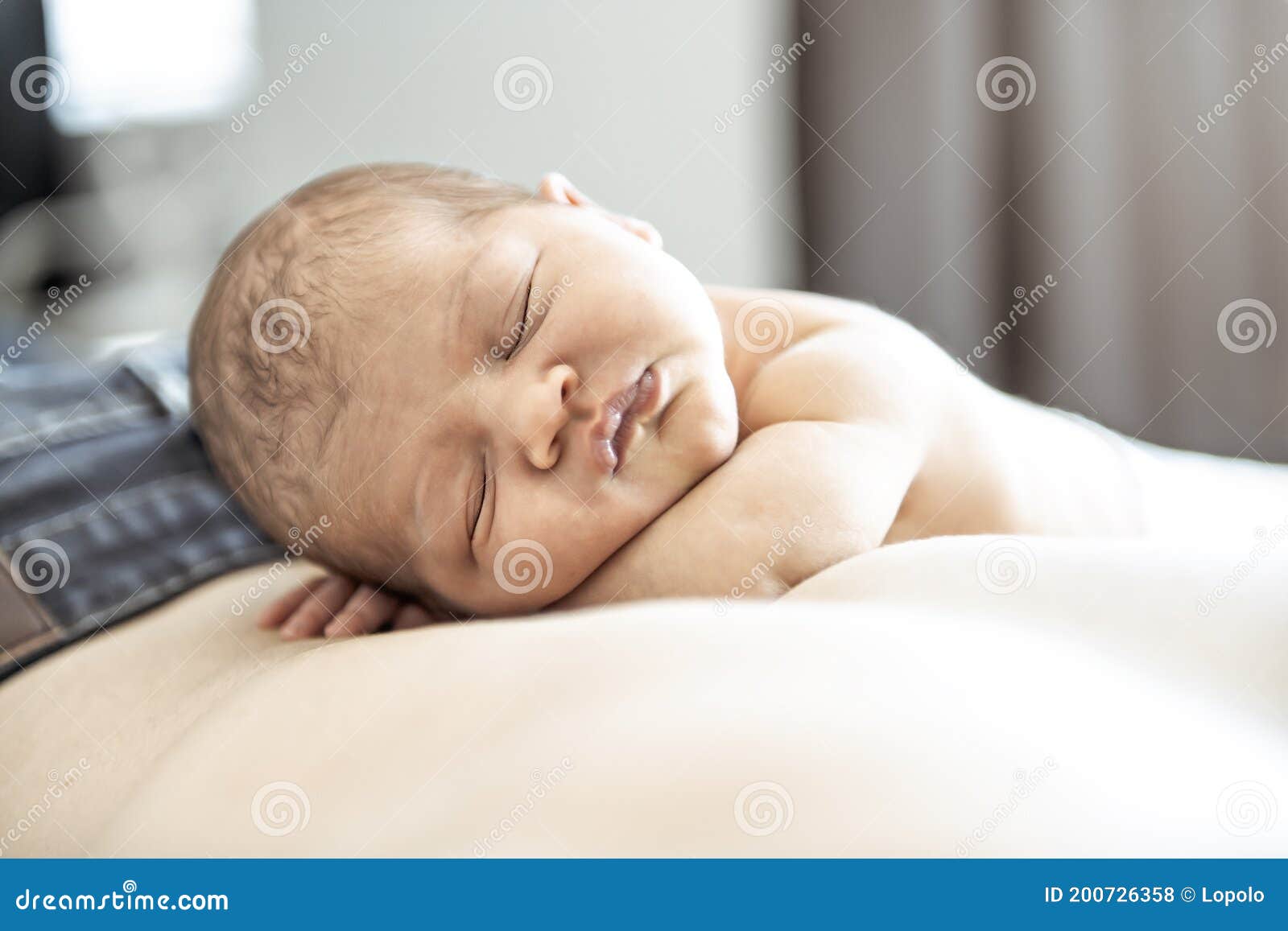 Un Bebe Recien Nacido Tumbado Durmiendo Sobre El Padre De Vuelta Foto De Archivo Imagen De Lindo Inocencia Un Bebe Recien Nacido Tumbado Durmiendo Sobre El Padre De Vuelta Foto De Archivo Imagen De Lindo Inocencia