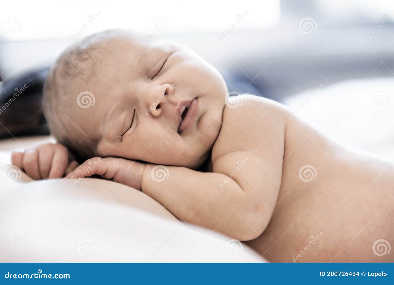 Un Bebe Recien Nacido Tumbado Durmiendo Sobre El Padre De Vuelta Foto De Archivo Imagen De Belleza Inocencia Un Bebe Recien Nacido Tumbado Durmiendo Sobre El Padre De Vuelta Foto De Archivo Imagen De Belleza Inocencia