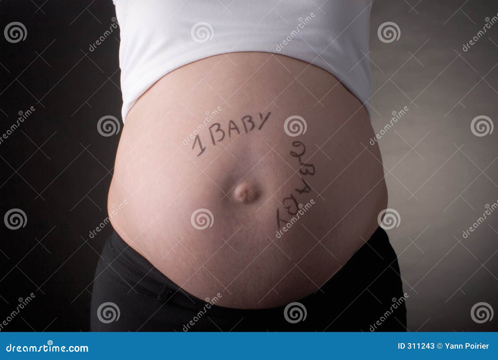 Un Bebe Vientre De Dos Bebes Imagen De Archivo Imagen De Embarazado Junto