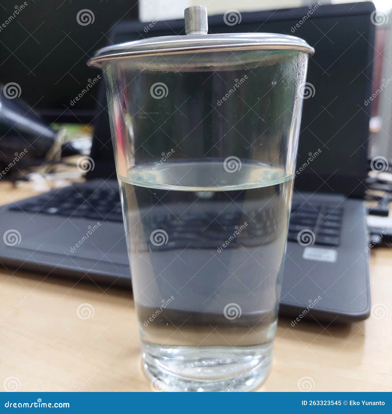 Un Bicchiere D'acqua Preparato Mentre Si Lavora Davanti a Un Portatile  Immagine Stock - Immagine di portatile, alimento: 263323545