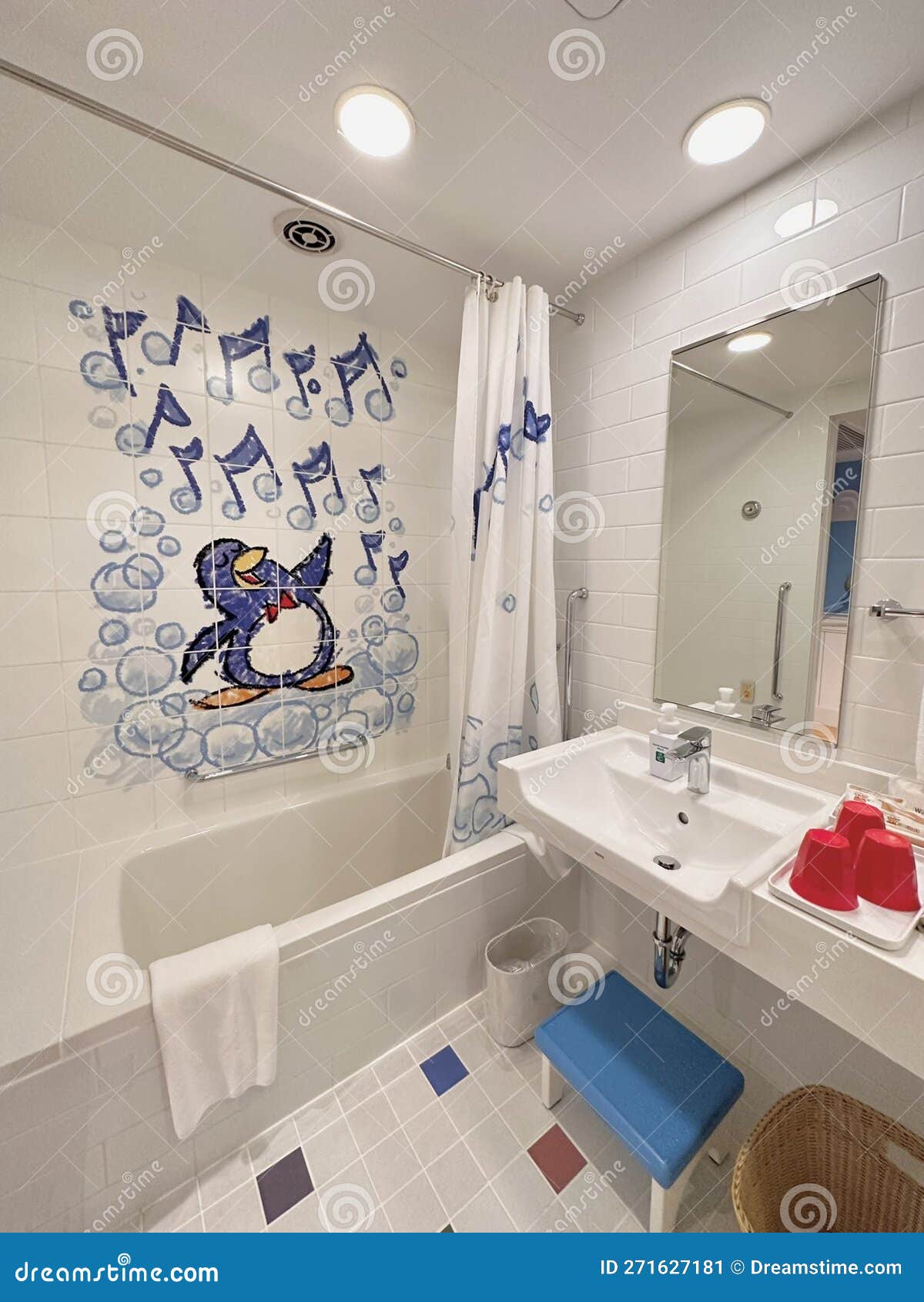 gancho el fin Susteen Un Bonito Cuarto De Baño En El Hotel Tokyo Disney Resort Toy Story Foto  editorial - Imagen de tokio, juguete: 271627181