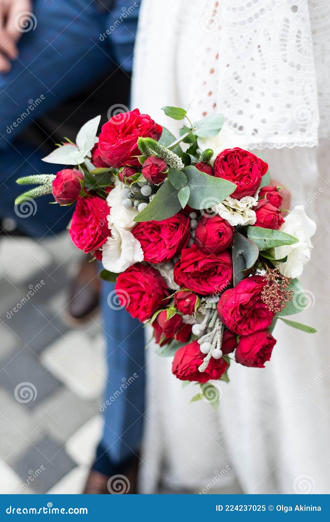 Un Bonito Y Elegante Ramo De Bodas De Rosas Rojas Y Eucalipto En Manos De  La Novia Imagen de archivo - Imagen de ramo, acontecimiento: 224237025