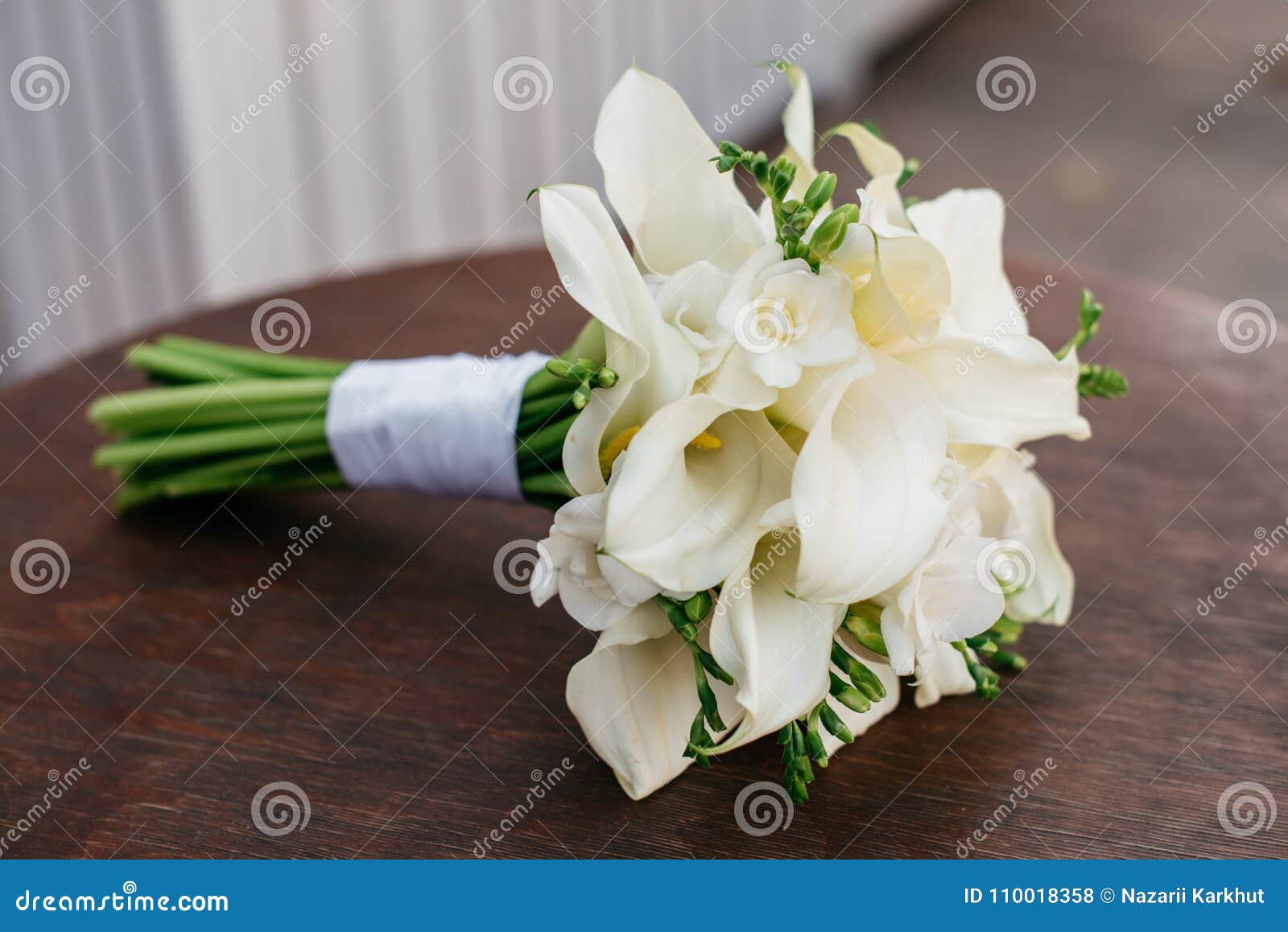 Un Bouquet De Mariage Des Fleurs Blanches Se Trouve Sur Une Table Ronde  Photo stock - Image du table, nuptiale: 110018358