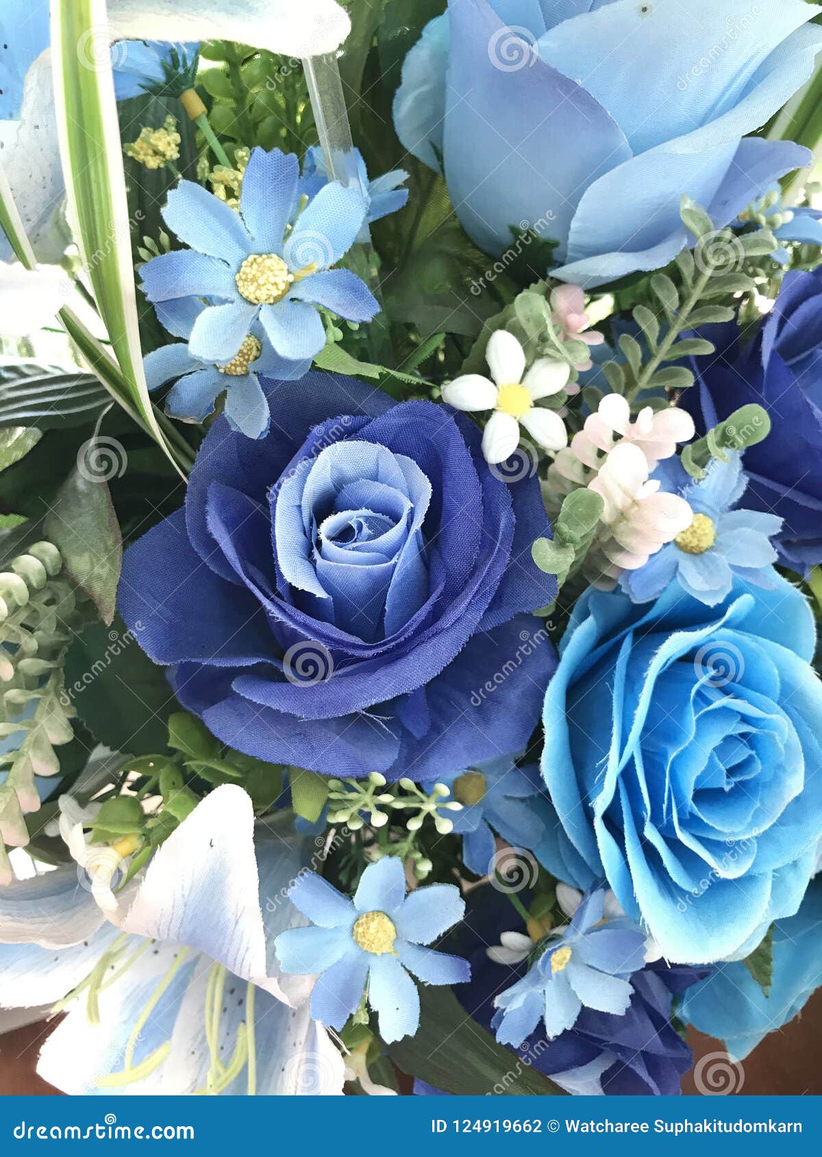 Un Bouquet Des Fleurs Bleues Artificielles Photo stock - Image du amoureux,  carpelle: 124919662