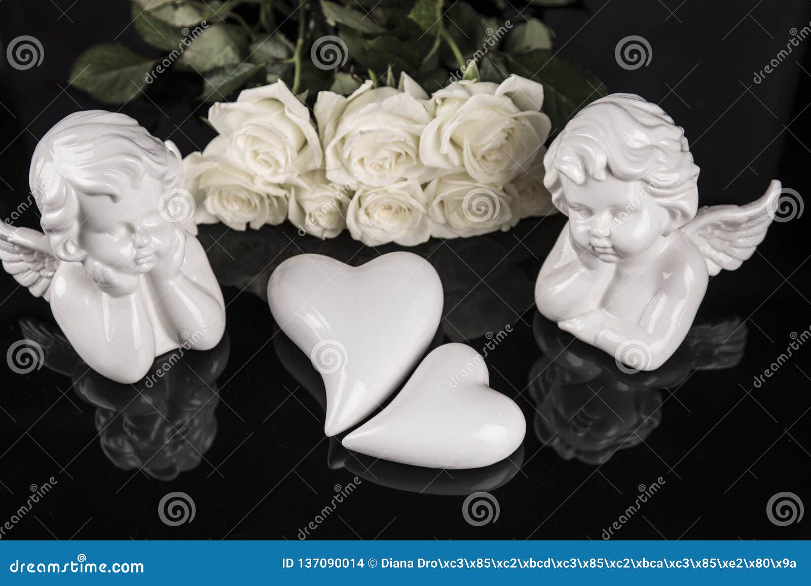 Un Bouquet Des Roses Blanches, Anges De L'amour Et Coeurs De Porcelaine,  Saint-Valentin Photo stock - Image du amour, anges: 137090014