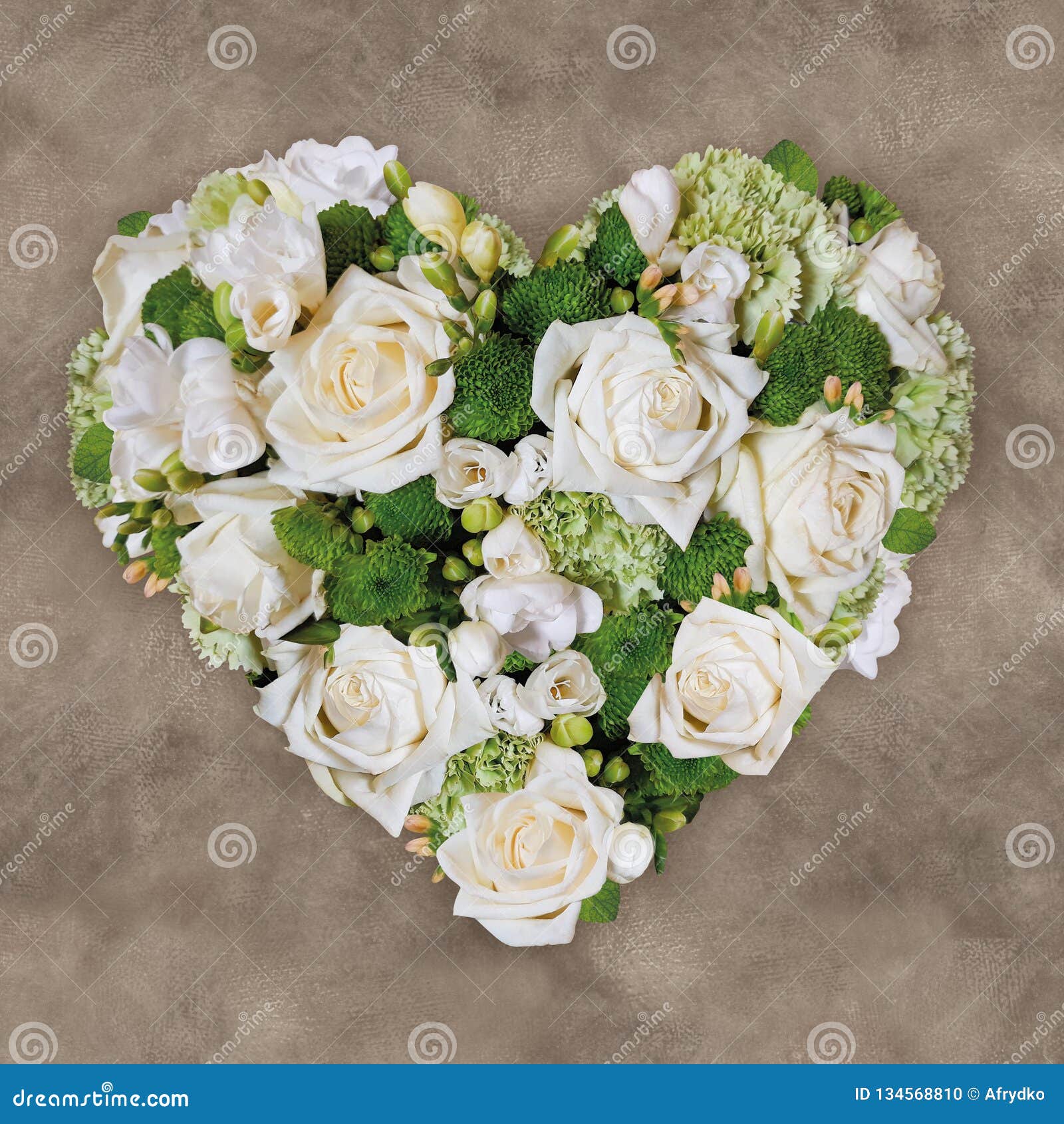 Un Bouquet Des Roses Blanches Disposées Sous Forme De Coeur Photo stock -  Image du stupéfier, salutations: 134568810