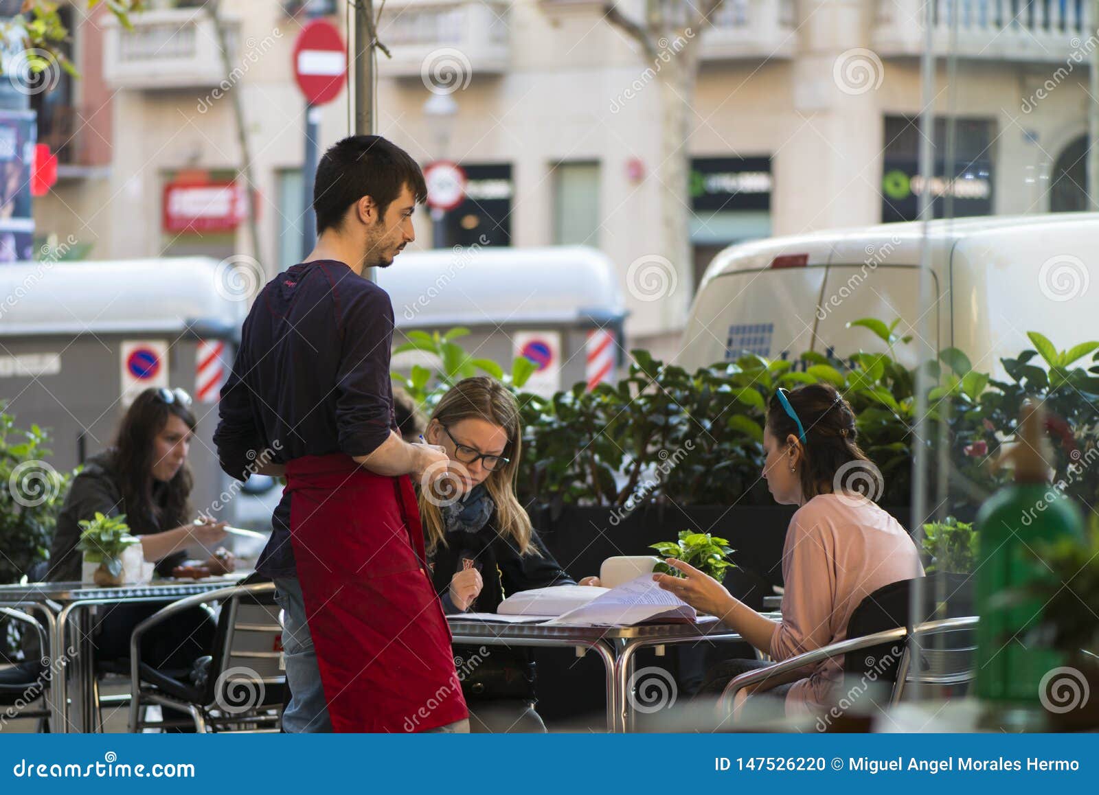 Un Camarero Sirve a Dos Clientes Imagen editorial - de comer, camarero: 147526220